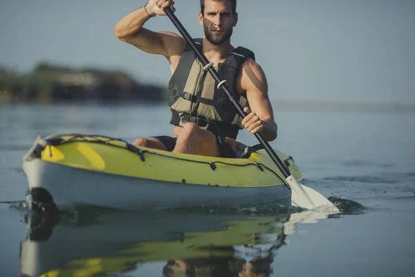 Junge Kaukasische Mann Trägt Schwimmweste Kajak — Stockfoto