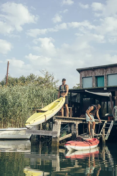 Deux Jeunes Hommes Caucasiens Kayakistes Mettre Kayak Dans Eau — Photo