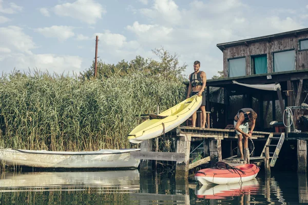 Zwei Junge Kaukasische Männer Kajakfahrer Setzen Ein Kajak Ins Wasser — Stockfoto