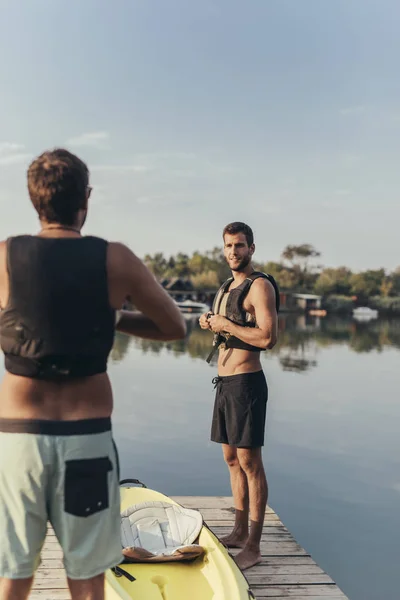 Dos Jóvenes Caucásicos Con Chaleco Salvavidas Muelle Madera — Foto de Stock