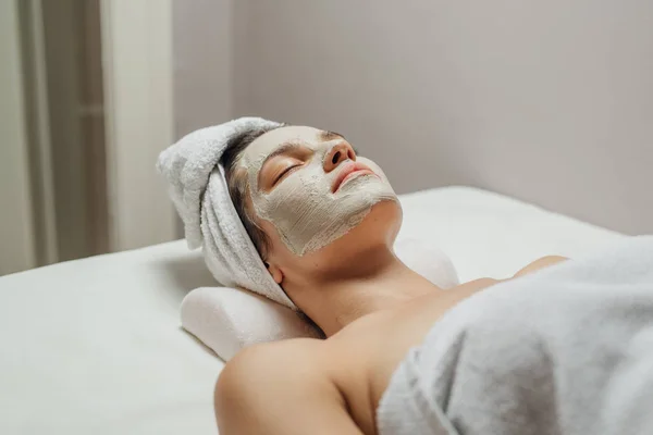 Bella Giovane Donna Caucasica Con Una Maschera Facciale Naturale Sul — Foto Stock