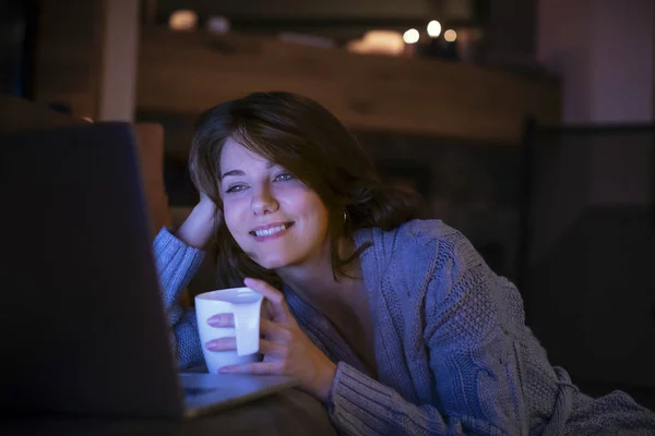 Ganska Leende Kvinna Tittar Film Hennes Laptop Hemma — Stockfoto