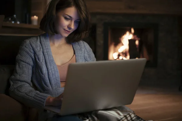Beautiful Smiling Woman Sitting Fireplace Wooden Floor Typing Her Laptop — Stock Photo, Image