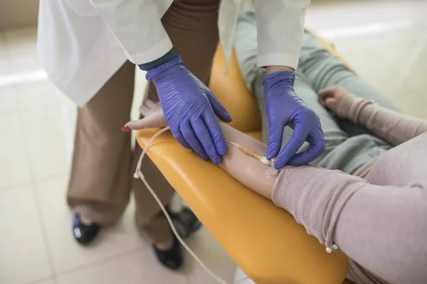 Manos Una Doctora Irreconocible Que Administra Terapia Perfusión Paciente — Foto de Stock