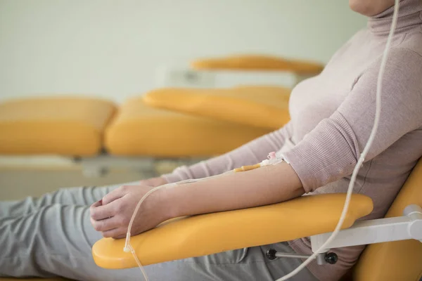 Hand Van Onherkenbaar Vrouw Ziekenhuis Patiënten Ondergaan Infusie Therapie — Stockfoto