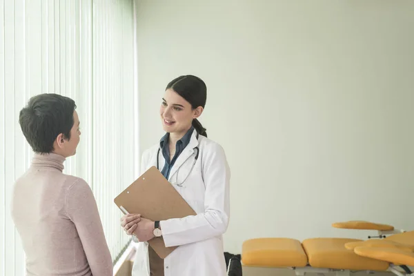 Bastante Caucásica Mujer Médico Sonriendo Hablando Con Paciente Hospital —  Fotos de Stock