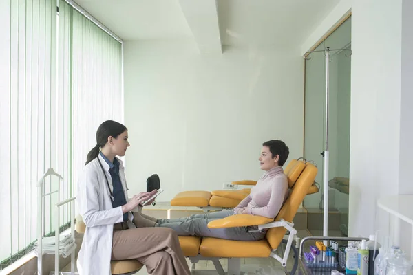 Doktor Muayene Odasında Hastanın Anamnez Almak Oldukça Beyaz Kadın — Stok fotoğraf