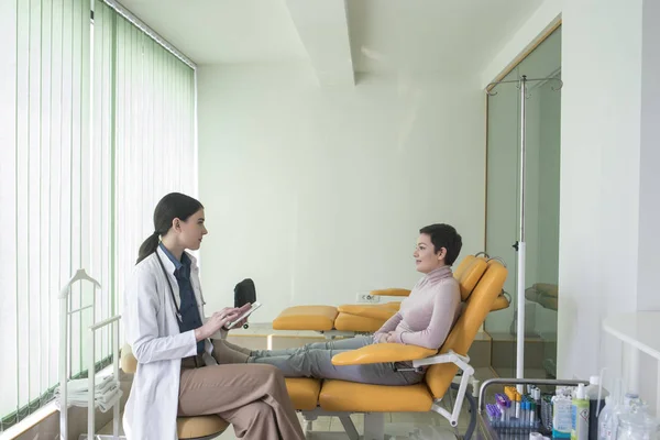 Mulher Branca Bonita Médico Tomando Anamnese Paciente Sala Exame — Fotografia de Stock