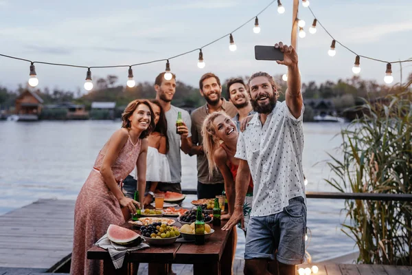 若い男性と屋外のパーティーで Selfie を取っている女性のグループ — ストック写真