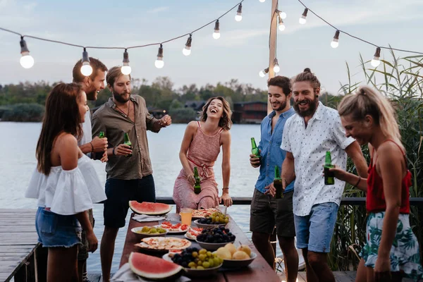 川沿いの屋外パーティーを持つ若い人々 のグループ — ストック写真
