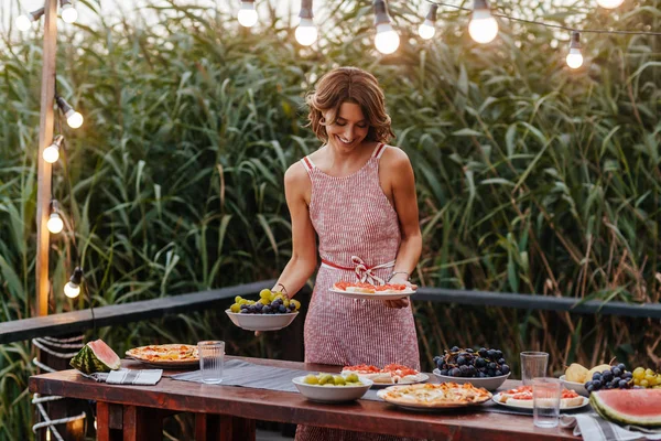 Mooie Vrouw Instellen Tabel Voor Diner Buitenlucht Partij — Stockfoto