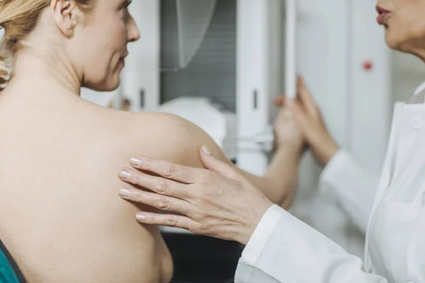 Vue Arrière Une Femme Faisant Dépistage Mammographique — Photo