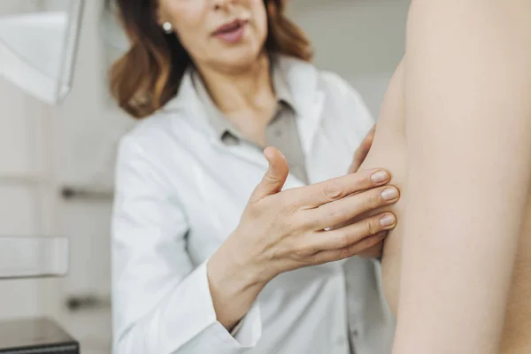 Vrouw Gynaecoloog Borst Examen Doen Aan Haar Patiënt — Stockfoto