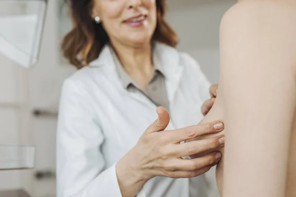 Mujer Ginecóloga Haciendo Examen Mama Paciente — Foto de Stock