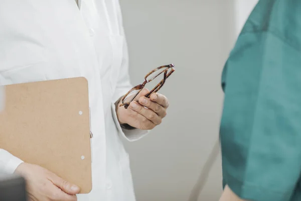 Médico Irreconocible Mujer Pie Con Paciente — Foto de Stock