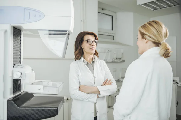 Bella Donna Caucasica Medico Parlando Con Suo Paziente Esame Mammografia — Foto Stock