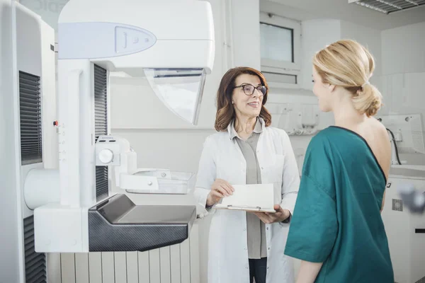 Femme Oncologue Parler Avec Patiente Examen Mammographie — Photo