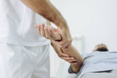 Bir doktor bir klinik kolundan onun hasta incelenmesi.