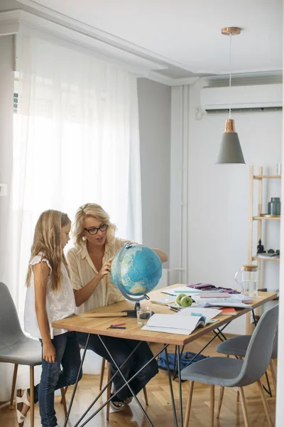 Menina Branca Bonito Estudando Geografia Globo Com Sua Mãe Tecendo — Fotografia de Stock