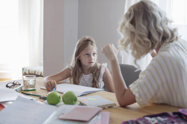 Menina Branca Loira Bonita Estudando Casa Com Sua Mãe Ajudando — Fotografia de Stock