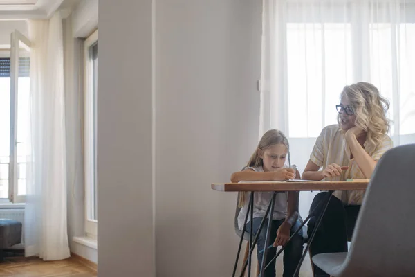 Carino Ragazza Bionda Scrivere Nel Suo Taccuino Seduto Accanto Sua — Foto Stock