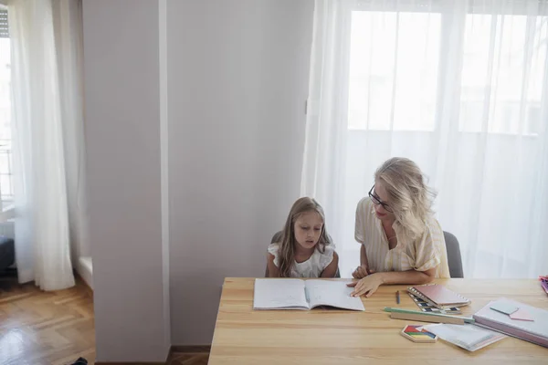 Linda Chica Rubia Caucásica Una Mujer Leyendo Juntas Forman Cuaderno — Foto de Stock