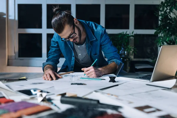 Knappe Jonge Kaukasische Architect Werken Een Kantoor Bij Nacht — Stockfoto