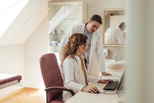 Man Och Kvinna Läkare Som Arbetar Tillsammans Medicinsk Kontor — Stockfoto