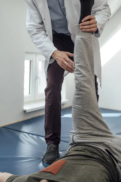 Patient Étirant Jambe Avec Aide Son Médecin — Photo