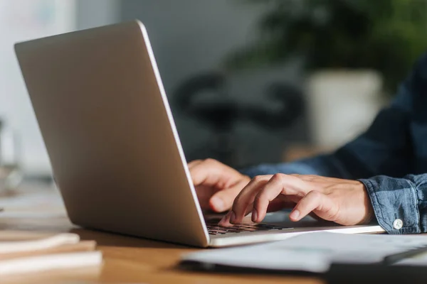 Stilig Unga Kaukasiska Frilansare Arbetar Hans Laptop Vid Sitt Skrivbord — Stockfoto