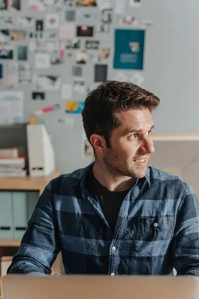 Guapo Joven Sonriente Hombre Caucásico Trabajando Ordenador Portátil — Foto de Stock