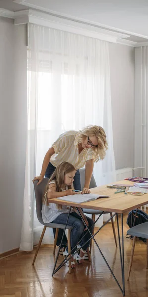 Linda Colegiala Rubia Haciendo Tarea Con Madre Ayudando — Foto de Stock