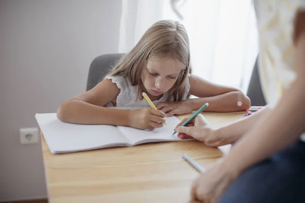 Ziemlich Kaukasischen Schulmädchen Lernen Schreiben — Stockfoto