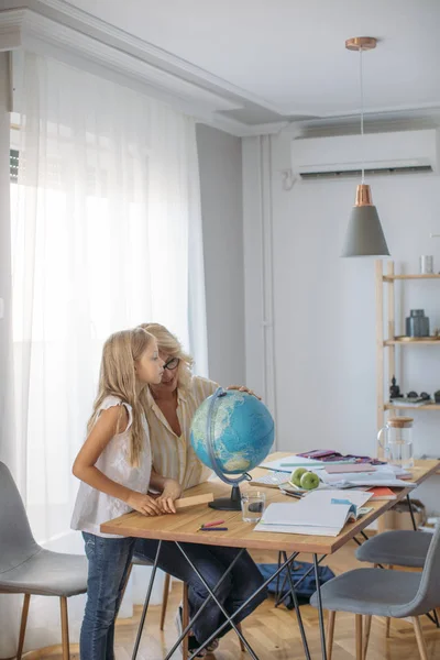 Schattig Meisje Van Kaukasische Geografie Studeren Een Wereldbol Met Haar — Stockfoto