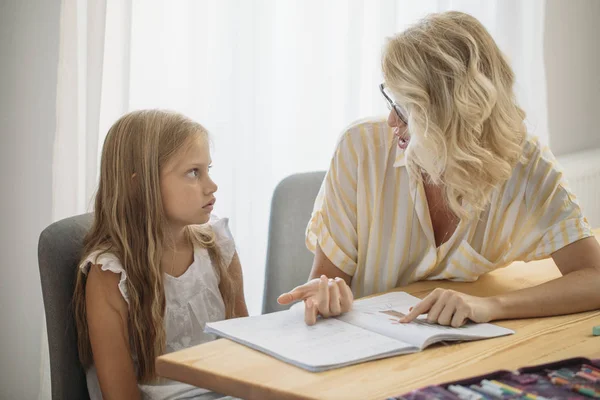 Gedeelten Van Moeder Dochter Samen Studeren — Stockfoto