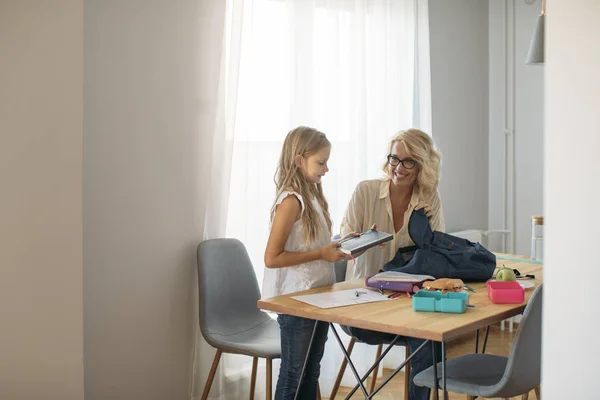 Vacker Blond Skolflicka Packning Hennes Ryggsäck För Skolan Med Sin — Stockfoto