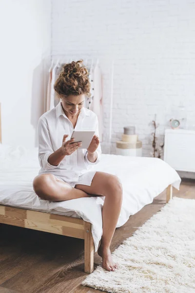 Vrij Lachende Kaukasische Vrouw Zit Haar Bed Kijken Naar Tablet — Stockfoto