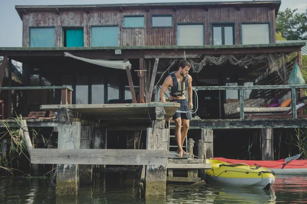 Joven Hombre Caucásico Vistiendo Chaleco Salvavidas Parado Muelle Madera — Foto de Stock