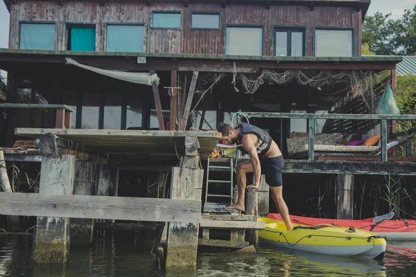 Hombre Caucásico Con Chaleco Salvavidas Saliendo Kayak Hacia Muelle Del —  Fotos de Stock