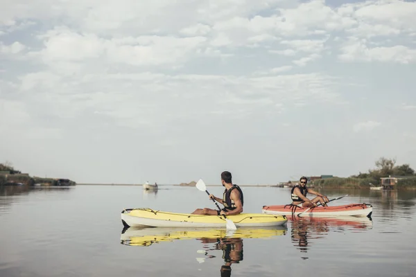Deux Hommes Faisant Kayak Sur Rivière — Photo
