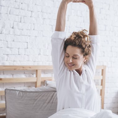 Uyanma ve onun yatağında uzanan oldukça beyaz kadın.