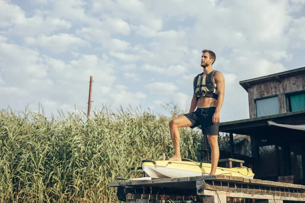 Joven Hombre Caucásico Usando Chaleco Salvavidas Mientras Está Pie Muelle — Foto de Stock