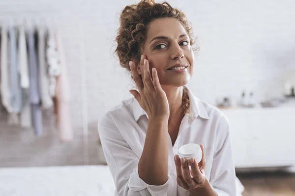 Bella Donna Caucasica Che Applica Crema Cosmetica Sul Viso — Foto Stock