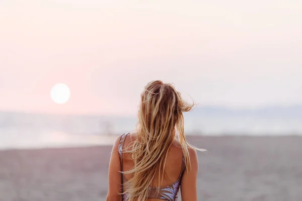 Widok Tyłu Kobieta Stoi Przy Piaszczystej Plaży — Zdjęcie stockowe