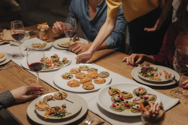 Gruppo Persone Irriconoscibili Che Mangiano Vino Adn Bere Cena Festa — Foto Stock