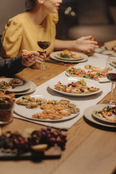 Gruppe Urinierter Menschen Isst Und Trinkt Wein Bei Dinnerparty Hause — Stockfoto