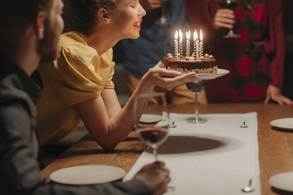 Mooie Jonge Vrouw Blaast Kaarsen Verjaardagstaart — Stockfoto