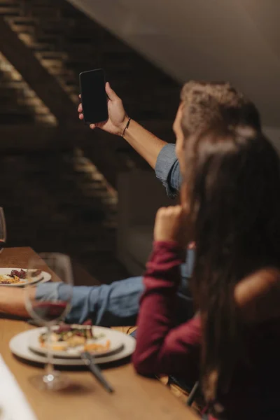 Vrienden Voor Het Nemen Van Foto Met Mobiele Telefoon Diner — Stockfoto