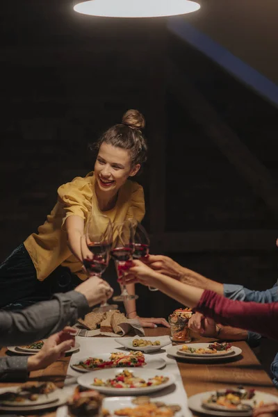 乾杯ワイングラスを自宅でお祝い 楽しい友人のグループ — ストック写真