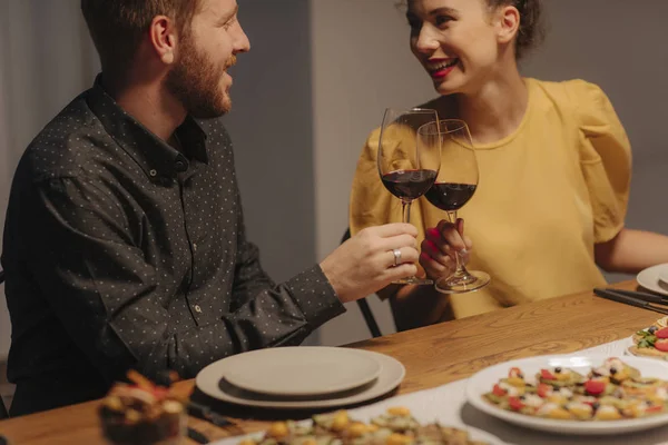 Birlikte Şarap Içme Mutlu Görünüyordu Genç Çift — Stok fotoğraf